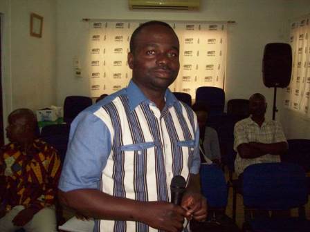 Le Directeur d'Amnesty -Togo Aimé ADI passant une communication au cours de la journée 